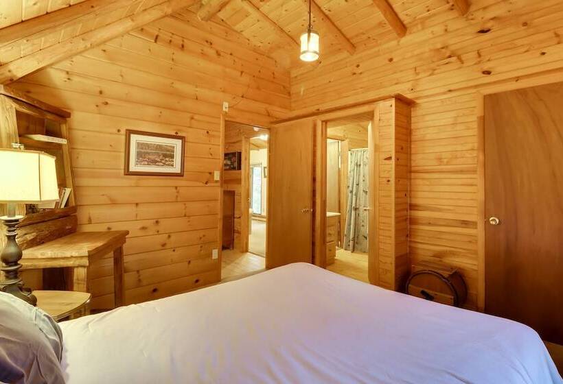 Secluded Cresco Log Cabin W/ Fire Pit!