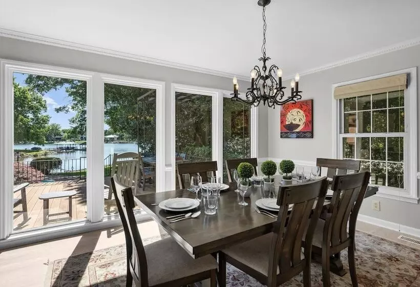 Stay Awhile By Avantstay Lakefront + Pool, Dock