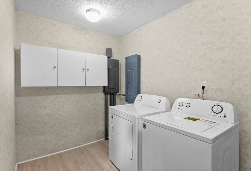 Stay Awhile By Avantstay Lakefront + Pool, Dock