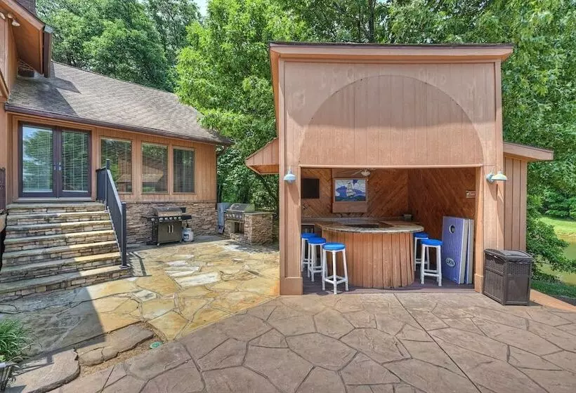 Stay Awhile By Avantstay Lakefront + Pool, Dock