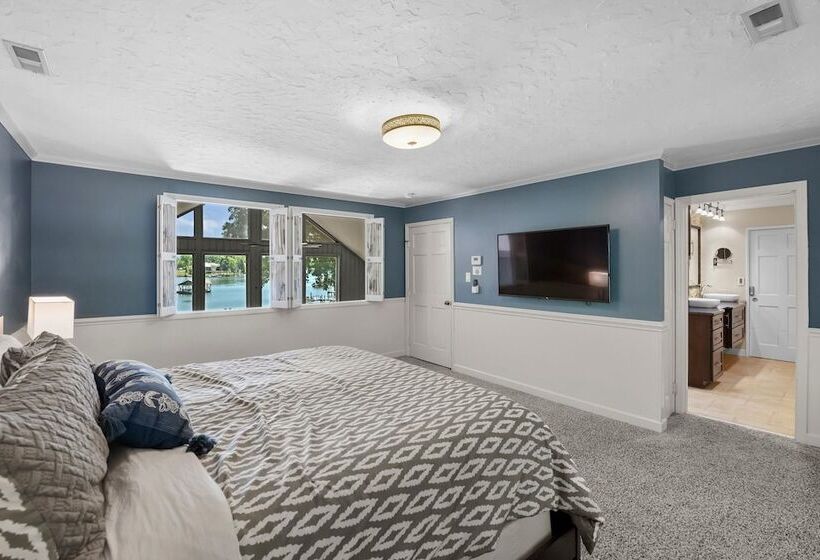 Stay Awhile By Avantstay Lakefront + Pool, Dock