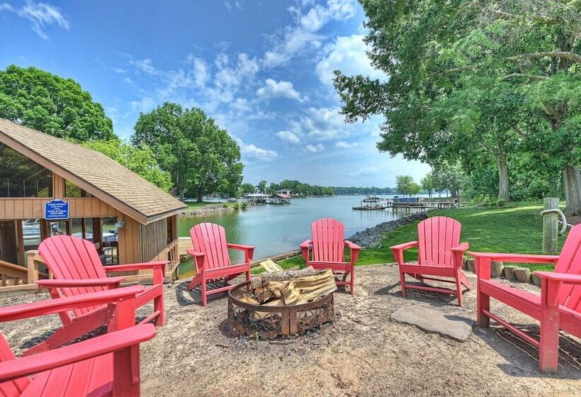 Stay Awhile By Avantstay Lakefront + Pool, Dock