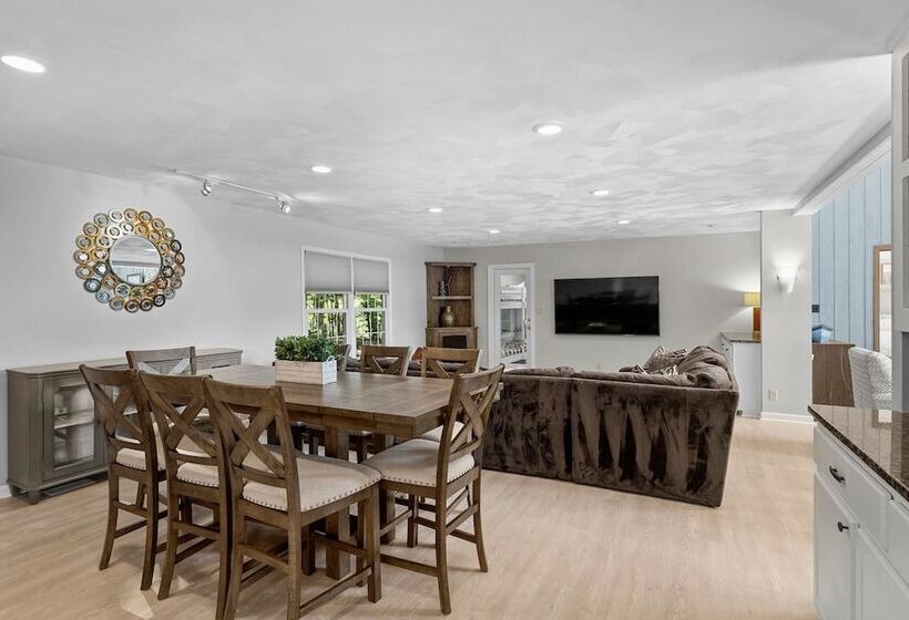 Stay Awhile By Avantstay Lakefront + Pool, Dock