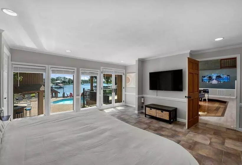 Stay Awhile By Avantstay Lakefront + Pool, Dock