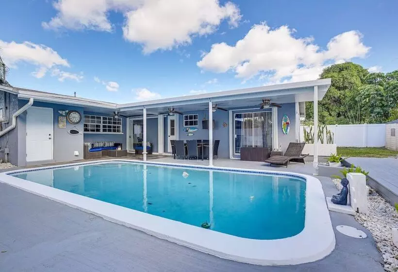 Sun Soaked Home W/ Pool In Lauderdale Lakes!