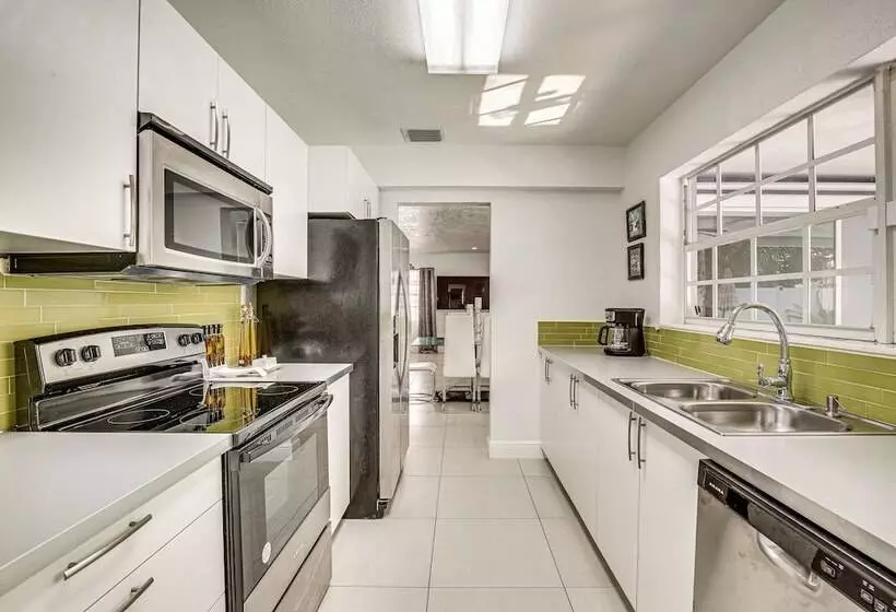 Sun Soaked Home W/ Pool In Lauderdale Lakes!