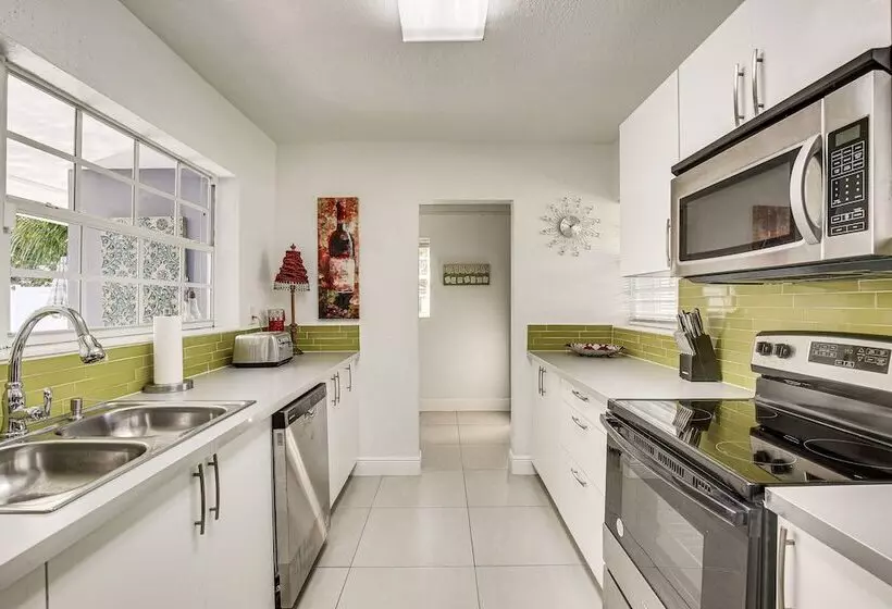 Sun Soaked Home W/ Pool In Lauderdale Lakes!