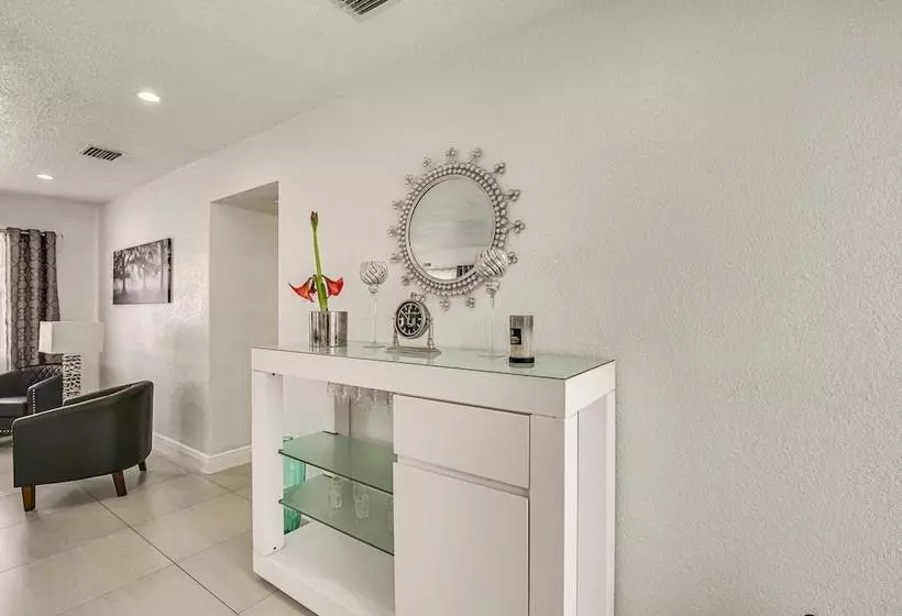 Sun Soaked Home W/ Pool In Lauderdale Lakes!