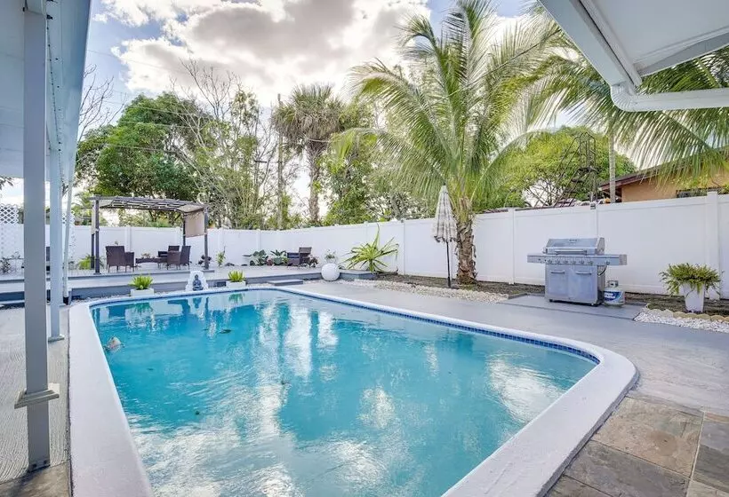Sun Soaked Home W/ Pool In Lauderdale Lakes!