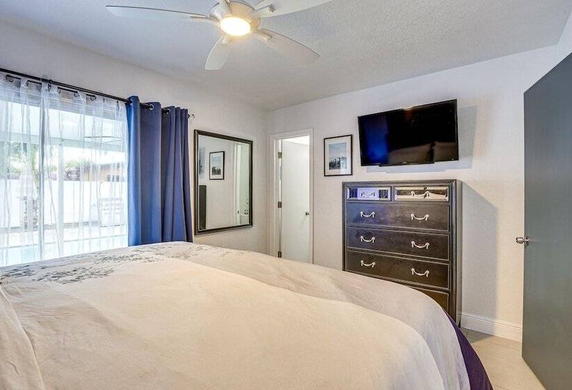 Sun Soaked Home W/ Pool In Lauderdale Lakes!