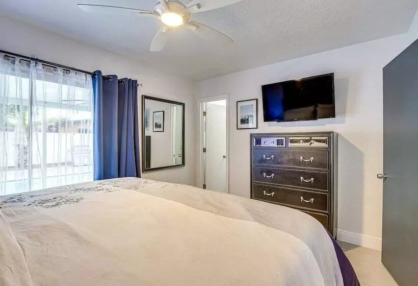 Sun Soaked Home W/ Pool In Lauderdale Lakes!