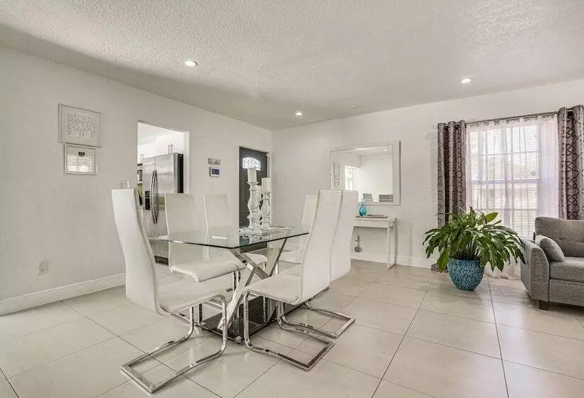 Sun Soaked Home W/ Pool In Lauderdale Lakes!