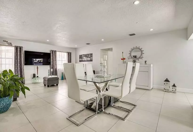 Sun Soaked Home W/ Pool In Lauderdale Lakes!