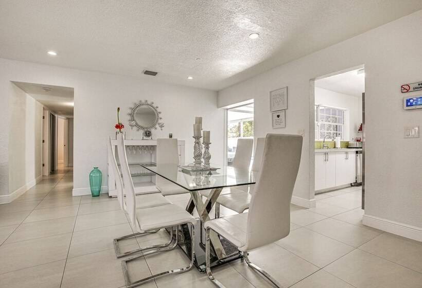 Sun Soaked Home W/ Pool In Lauderdale Lakes!