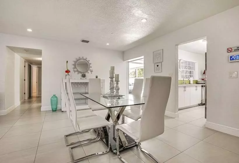 Sun Soaked Home W/ Pool In Lauderdale Lakes!
