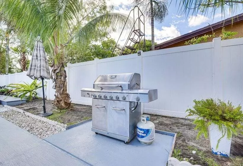 Sun Soaked Home W/ Pool In Lauderdale Lakes!