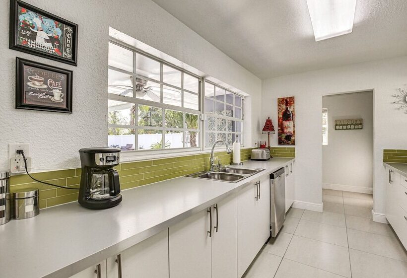 Sun Soaked Home W/ Pool In Lauderdale Lakes!