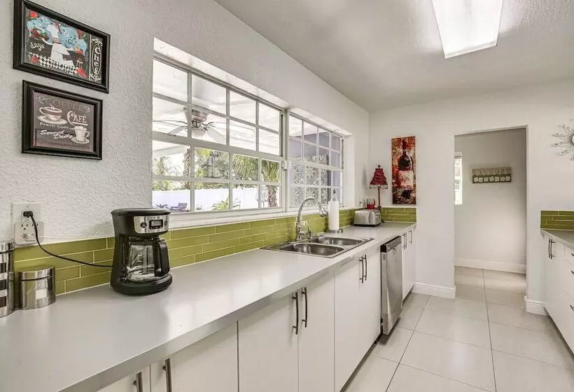 Sun Soaked Home W/ Pool In Lauderdale Lakes!