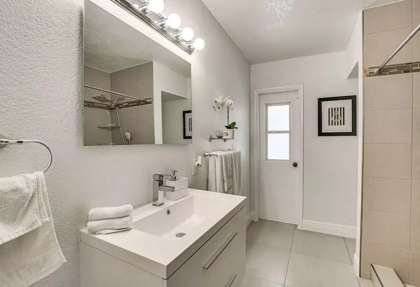 Sun Soaked Home W/ Pool In Lauderdale Lakes!