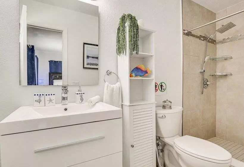 Sun Soaked Home W/ Pool In Lauderdale Lakes!