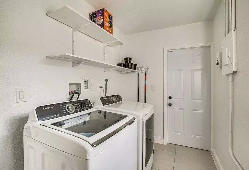 Sun Soaked Home W/ Pool In Lauderdale Lakes!