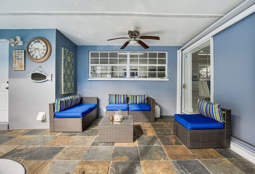 Sun Soaked Home W/ Pool In Lauderdale Lakes!