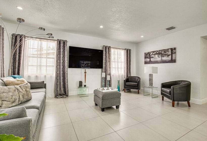 Sun Soaked Home W/ Pool In Lauderdale Lakes!