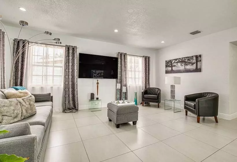 Sun Soaked Home W/ Pool In Lauderdale Lakes!