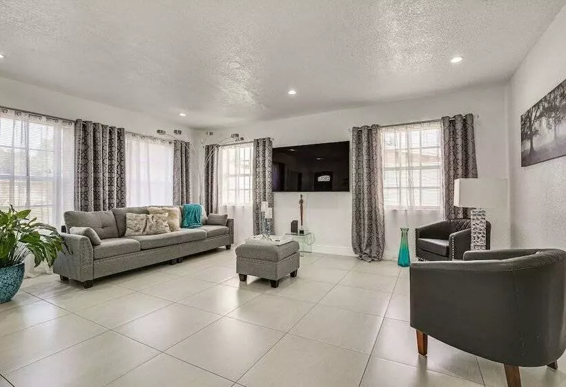 Sun Soaked Home W/ Pool In Lauderdale Lakes!