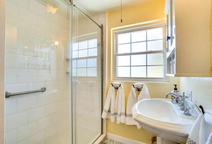 Vintage Mount Dora Cottage W/ Screened Porch!