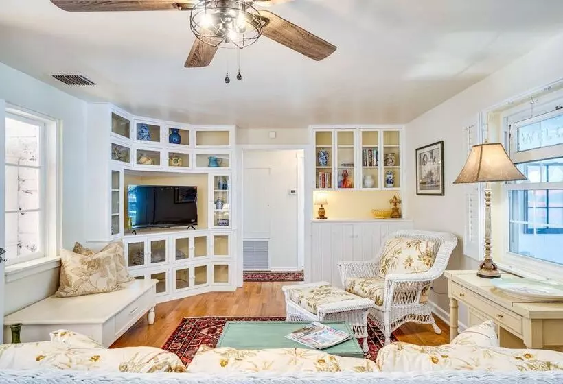 Vintage Mount Dora Cottage W/ Screened Porch!