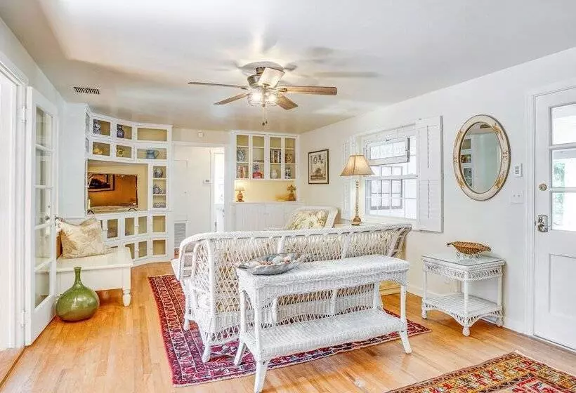 Vintage Mount Dora Cottage W/ Screened Porch!