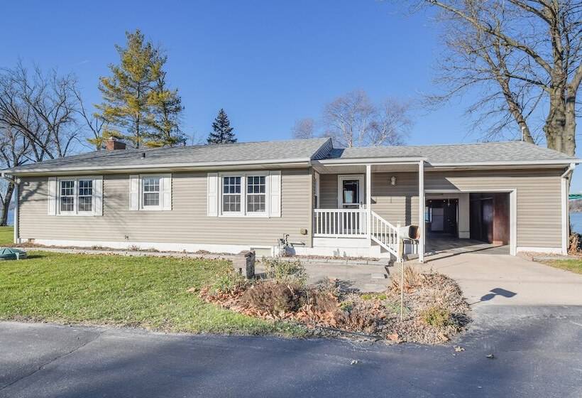Waterfront Home W/ Game Room: 4 Mi To Le Claire!