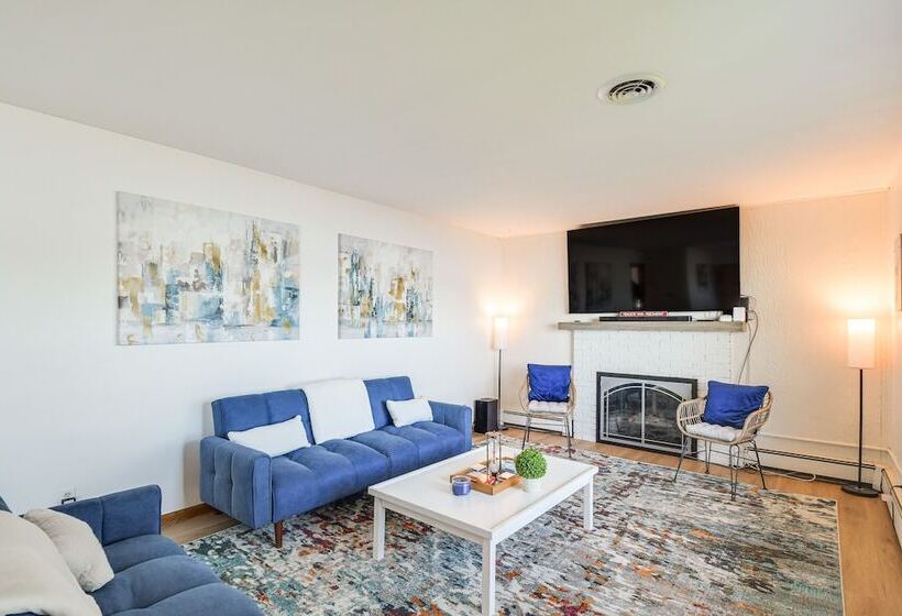 Waterfront Home W/ Game Room: 4 Mi To Le Claire!