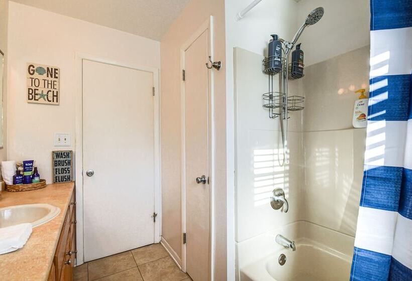 Waterfront Home W/ Game Room: 4 Mi To Le Claire!