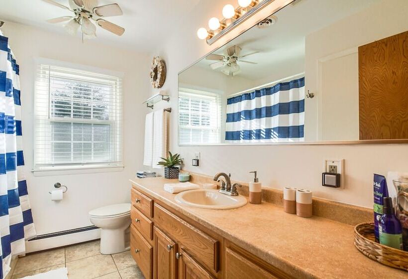 Waterfront Home W/ Game Room: 4 Mi To Le Claire!