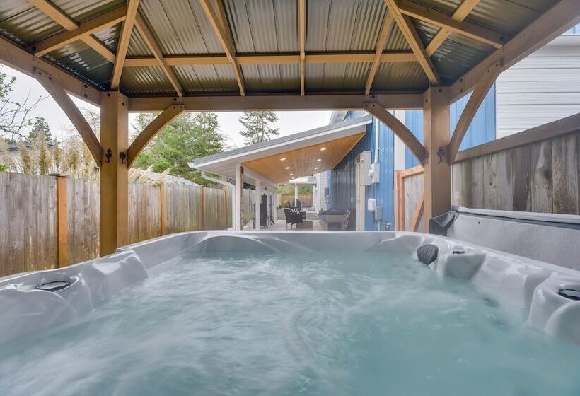 Westport Home W/ Hot Tub: 2 Blocks To Beach!