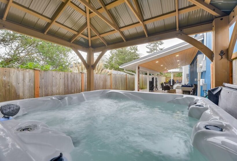 Westport Home W/ Hot Tub: 2 Blocks To Beach!
