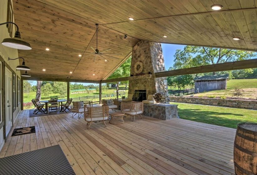 Blue Ridge Cottage: Modern Solace In The Mountains