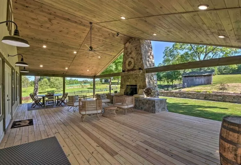 Blue Ridge Cottage: Modern Solace In The Mountains