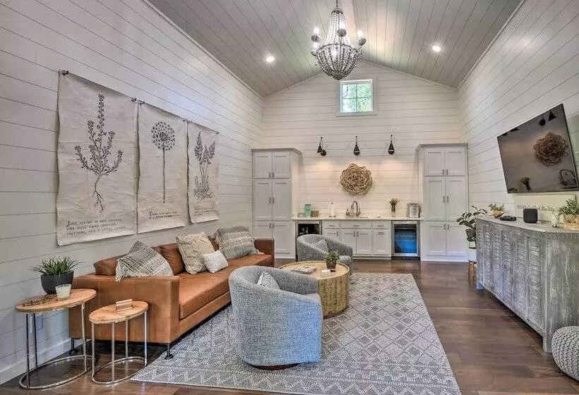 Blue Ridge Cottage: Modern Solace In The Mountains