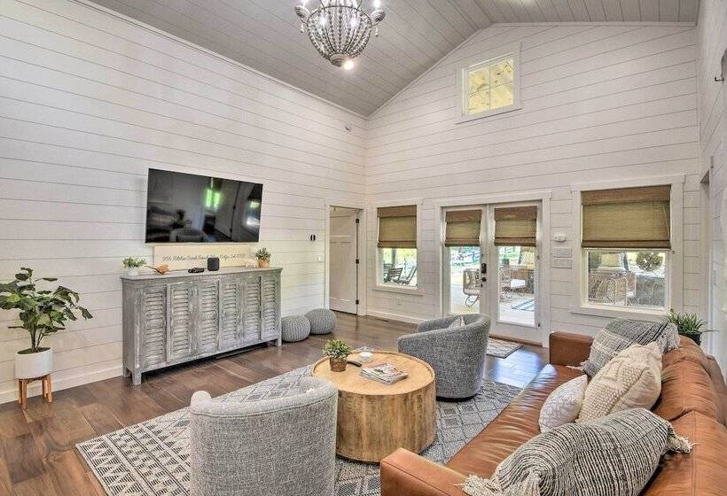 Blue Ridge Cottage: Modern Solace In The Mountains