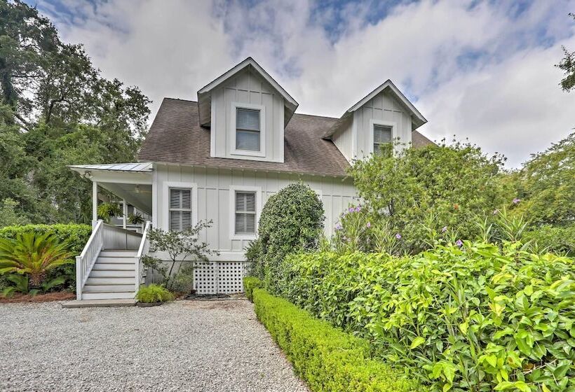 Bright St. Simons Island Escape: Walk To The Beach