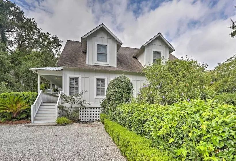 Bright St. Simons Island Escape: Walk To The Beach