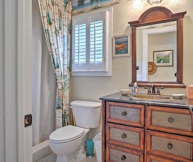 Bright St. Simons Island Escape: Walk To The Beach