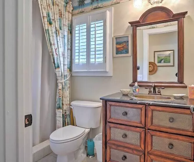 Bright St. Simons Island Escape: Walk To The Beach