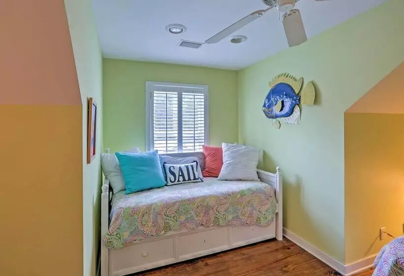 Bright St. Simons Island Escape: Walk To The Beach