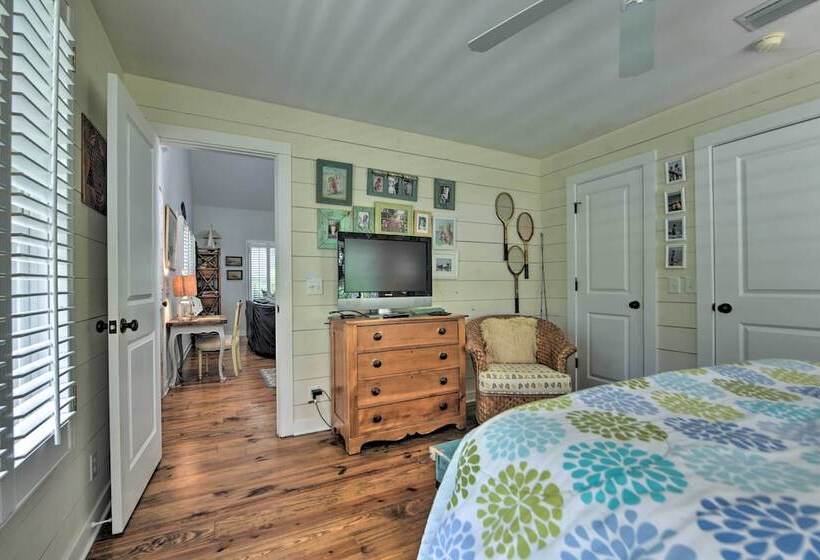 Bright St. Simons Island Escape: Walk To The Beach