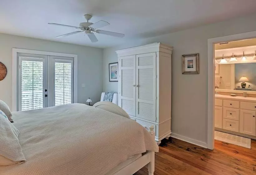 Bright St. Simons Island Escape: Walk To The Beach