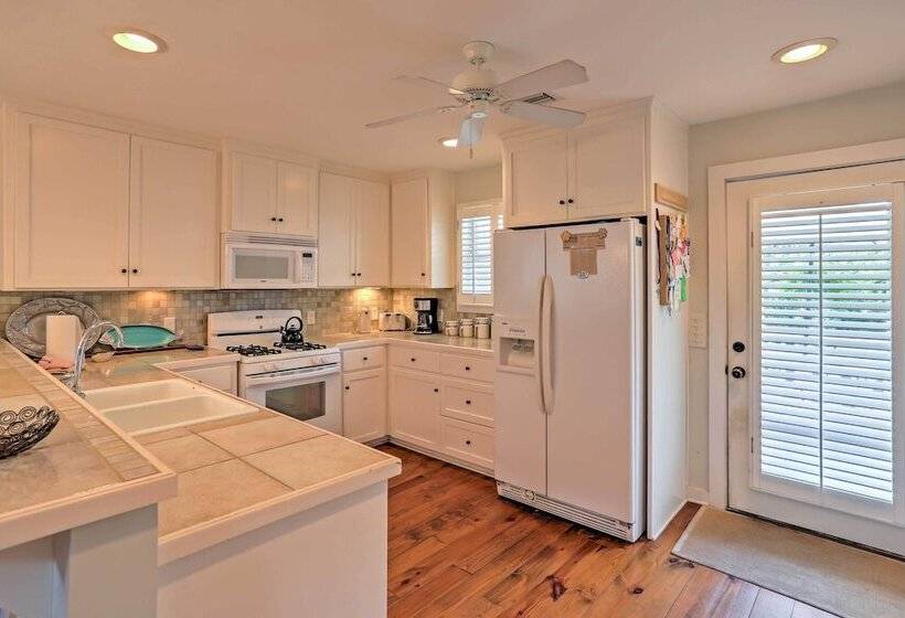 Bright St. Simons Island Escape: Walk To The Beach